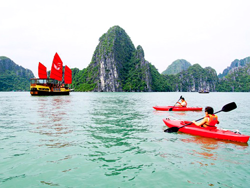 Explore the beauty of Halong Bay by Kayaking